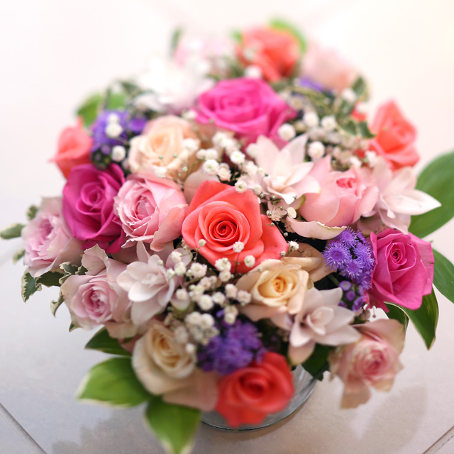花瓶バラ4300円a 生花 送料込み バラの花束 アレンジメントのギフト通販 にこにこバラ園